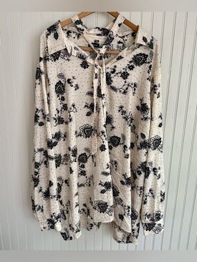 torrid size 4 Cream Blouse with Black Floral Print and Tie Neck